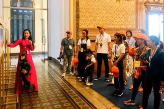 Khách tham quan trụ sở Hội đồng nhân dân và Ủy ban nhân dân Thành phố Hồ Chí Minh.