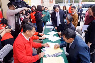 Nhiều người dân ở huyện Kim Sơn, tỉnh Ninh Bình đăng ký hiến mô, tạng sau khi qua đời. (Ảnh THANH HẢI)