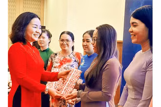 Trưởng Ban Tuyên giáo Tỉnh ủy Bình Dương Trương Thị Bích Hạnh trao tặng quà cho các cá nhân nữ có thành tích xuất sắc trong thực hiện Cuộc vận động "Ðẩy mạnh học tập và làm theo tư tưởng, đạo đức, phong cách Hồ Chí Minh".