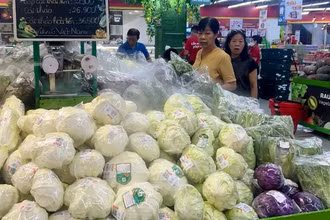 Người tiêu dùng lựa chọn hàng hóa tại siêu thị Winmart ở quận Sơn Trà, thành phố Ðà Nẵng. (Ảnh TUỆ NGHI)