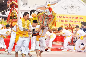 Biểu diễn múa trong lễ hội đình Trường Lâm.