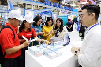 Ðẩy mạnh truyền thông là giải pháp quan trọng giúp thu hút khách. Trong ảnh: Du khách tìm hiểu thông tin du lịch tại Hội chợ Du lịch quốc tế Việt Nam-VITM Hà Nội 2023. (Ảnh T.HÀ)