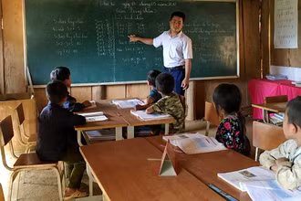 Thiếu giáo viên, áp lực công việc với giáo viên ở huyện Mường Chà thêm nặng nề.