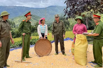 Công an xã Ngọc Chiến tăng cường tuyên truyền phổ biến pháp luật cho bà con bản vùng cao.