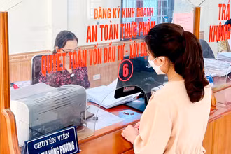 Công chức Bộ phận một cửa huyện Nghi Lộc (Nghệ An) giải quyết thủ tục hành chính cho người dân.