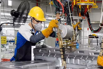 Công nhân Nhà máy sản xuất, lắp ráp ô-tô Hyundai Thành Công (Ninh Bình) vận hành dây chuyền lắp ráp, sản xuất sản phẩm ô-tô Hyundai. (Ảnh Anh An)