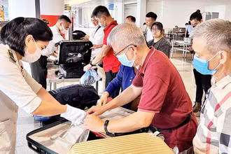 Kiểm tra người và hàng hóa tại Cảng hàng không quốc tế Nội Bài.