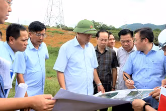 Lãnh đạo tỉnh Hà Giang kiểm tra tiến độ dự án đường cao tốc Tuyên Quang-Hà Giang. (Ảnh KIM TIẾN)
