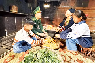 Ðại úy Vũ Văn Cường trong một lần xuống cơ sở làm công tác dân vận.