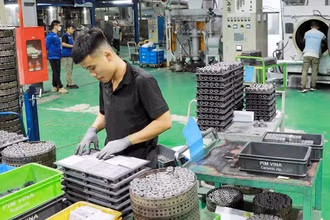 Sản xuất linh kiện ô-tô tại Công ty TNHH Pim Vina (FDI Hàn Quốc) ở Khu công nghiệp Mỹ Trung, huyện Mỹ Lộc, tỉnh Nam Ðịnh. (Ảnh TTXVN)
