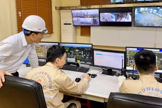 Giám sát các thông số quan trắc môi trường tại Phòng vận hành trung tâm của Nhà máy Xi-măng Lam Thạch 2, tỉnh Quảng Ninh. (Ảnh HOÀNG NGA)