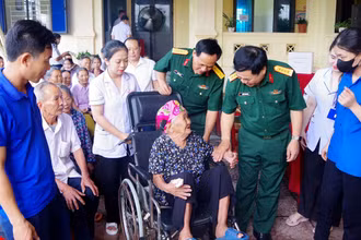 Ðại diện Cục Hậu cần Quân khu 4 thăm hỏi người dân đến khám bệnh ở xã Diễn Nguyên, huyện Diễn Châu (Nghệ An).