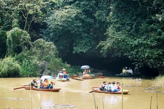 Du khách khám phá Khu du lịch sinh thái Thung Nham, Ninh Bình. (Ảnh PHONG VINH)