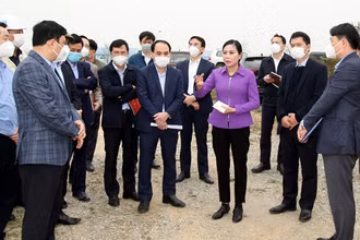 Bí thư Tỉnh ủy Hoàng Thị Thúy Lan kiểm tra các dự án giao thông trọng điểm.