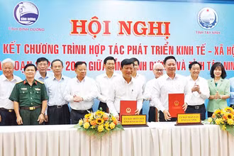 Ủy ban nhân dân hai tỉnh Tây Ninh và Bình Dương ký kết hợp tác phát triển kinh tế-xã hội. 