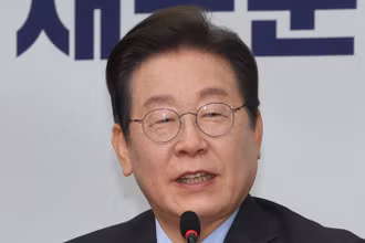 Chủ tịch đảng Dân chủ (DP) Lee Jae Myung phát biểu tại Quốc hội ở Seoul, Hàn Quốc ngày 9/4/2025. (Ảnh: Yonhap/TTXVN)