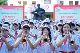 Thiếu nhi ở đầu cầu Thành phố Hồ Chí Minh đồng diễn trống kèn tại chương trình.