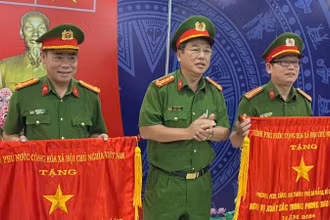 Thừa ủy quyền của Thủ tướng Chính phủ, Đại tá Trần Phòng, Phó Giám đốc Công an thành phố Đà Nẵng trao Cờ thi đua cho hai tập thể. (Ảnh: ANH ĐÀO)