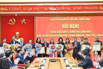Ban Tuyên giáo và Dân vận Trung ương trao hoa, Bằng khen tặng các cán bộ nghỉ hưu trước tuổi. (Ảnh BTC)