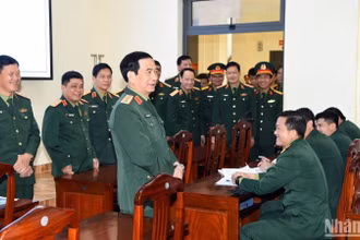 Đại tướng Phan Văn Giang thăm lớp học tại Học viện Lục quân.