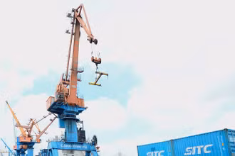 Bốc xếp container hàng hóa tại cảng Đình Vũ, thành phố Hải Phòng. (Ảnh TRẤN QUỐC)