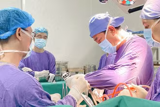 Một ca mổ tại Bệnh viện Hữu nghị Việt Đức. (Ảnh KIM OANH)
