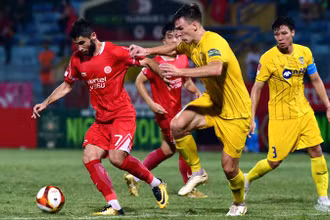 Pha bóng giữa cầu thủ đội Viettel FC (áo đỏ) và đội Sông Lam Nghệ An. (Ảnh TRẦN HẢI)