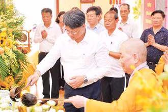 Các đại biểu thực hiện nghi lễ tắm Phật mừng Đại lễ Phật đản PL. 2567 - DL. 2023 tại chùa Tam Huyền, phường Thượng Đình, quận Thanh Xuân. (Ảnh VĂN HÒA)