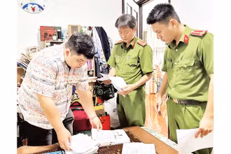 Cơ quan chức năng làm việc với một đối tượng cho vay nặng lãi. (Ảnh CTV)