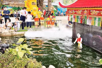 Các em nhỏ tại khu trải nghiệm của Nhà hát Nghệ thuật Phương Nam.