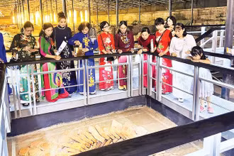 Khách du lịch tham gia tour du lịch đêm tại Hoàng thành Thăng Long.