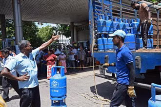 Người dân Sri Lanka chờ mua nhiên liệu. (Ảnh: VISION TIMES)