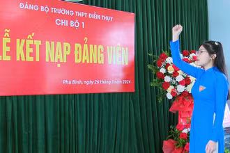 Đồng chí Ngô Thị Thanh Vân, học sinh lớp 12A1 Trường trung học phổ thông Điềm Thụy, huyện Phú Bình tuyên thệ tại lễ kết nạp Đảng.