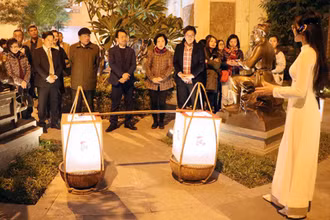 Du khách tham gia tour du lịch văn học “Chữ Tâm chữ Tài” tại Bảo tàng Văn học Việt Nam. (Ảnh TRẦN TUẤN LINH)