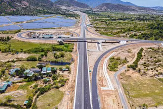 Giải ngân vốn đầu tư công là nhiệm vụ chính trị trọng tâm năm 2023, nhất là đối với các công trình hạ tầng giao thông trọng điểm. Trong ảnh: Nút giao thông thuộc dự án cao tốc Nha Trang-Cam Lâm được thông xe ngày 19/5, là điểm nhấn về thiết kế, mỹ thuật của tuyến.