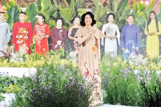 Trình diễn áo dài trong Lễ hội Áo dài Thành phố Hồ Chí Minh lần thứ 9, năm 2023.