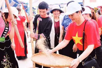 Du khách trải nghiệm nét đẹp văn hóa của người Xê Tiêng - giã gạo nuôi quân.