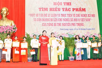 Ban tổ chức trao thưởng cho các thí sinh đạt giải hội thi.