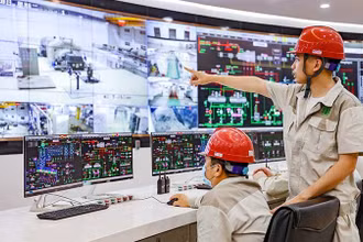 Công nhân Nhà máy điện rác Sóc Sơn (nằm trong Khu liên hợp xử lý chất thải Nam Sơn, huyện Sóc Sơn, thành phố Hà Nội) vận hành quy trình xử lý rác để phát điện. (Ảnh: TRUNG NGUYÊN)
