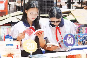 Độc giả đến tìm sách mới tại Hội sách thiếu nhi Thành phố Hồ Chí Minh 2024.