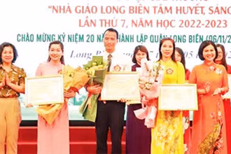 Thầy giáo Đặng Vũ Hiệp (người đứng giữa) nhận giải thưởng “Nhà giáo Long Biên tâm huyết, sáng tạo lần thứ 7, năm học 2022-2023”.