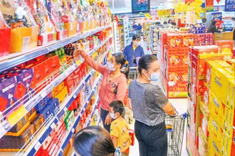 Người dân tìm mua những mặt hàng Tết tại một siêu thị Co.opmart.