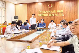 Đại diện chính quyền, Mặt trận Tổ quốc quận Hà Đông lắng nghe nguyện vọng của người dân khi tiến hành di dời Nghĩa trang Tổ dân phố 5, 6 phục vụ công tác giải phóng mặt bằng dự án đường Vành đai 4-Vùng Thủ đô.