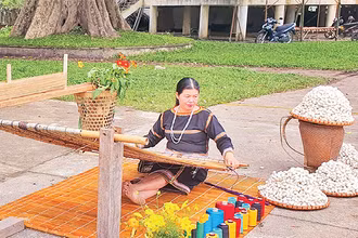 Phụ nữ dân tộc Ba Na bên khung dệt thổ cẩm truyền thống.