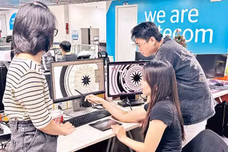 Nhóm bạn trẻ trao đổi về các hoa văn, họa tiết trên trống đồng khi tái tạo bằng định dạng vector.