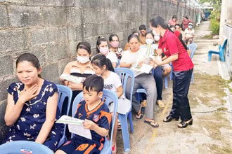 Cán bộ Hội Nông dân phường Linh Trung, thành phố Thủ Đức phát tờ rơi tuyên truyền về Luật Cư trú cho công dân trên địa bàn.