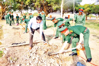Trồng cây xanh tại khu vực Trung đoàn Bộ binh 897.