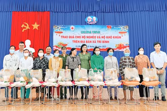 Đại úy Trương Thị Tuyết Nhung, Công an tỉnh Tây Ninh (thứ sáu từ phải sang), tấm gương điển hình học tập và làm theo tư tưởng, phong cách Hồ Chí Minh.