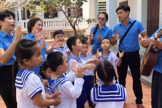Học sinh Trường tiểu học thị trấn Trường Sa giao lưu cùng đoàn đại biểu ra thăm đảo. (Ảnh TTXVN)