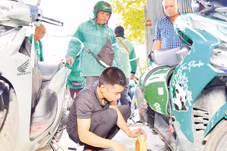 Điểm dừng chân số 44, đường liên khu 16-18, phường Bình Trị Đông, quận Bình Tân là nơi các lái xe nghỉ chân, bảo dưỡng xe.